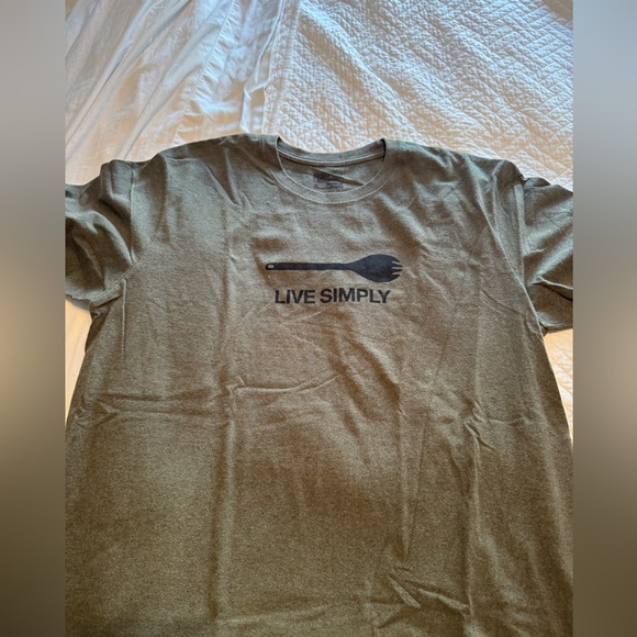 Live Simply Patagonia men’s t shirt - Picture 1 of 2